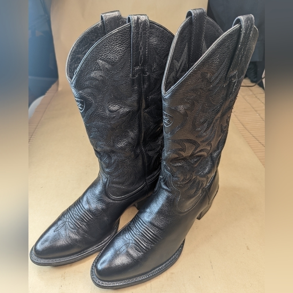 ARIAT MEN'S HERITAGE DEERTAN WESTERN PERFORMANCE BOOTS - ROUND TOE. Men's sz 8.5